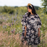 Lana kjole i Flora Print i Sort og Beige fra le mosch