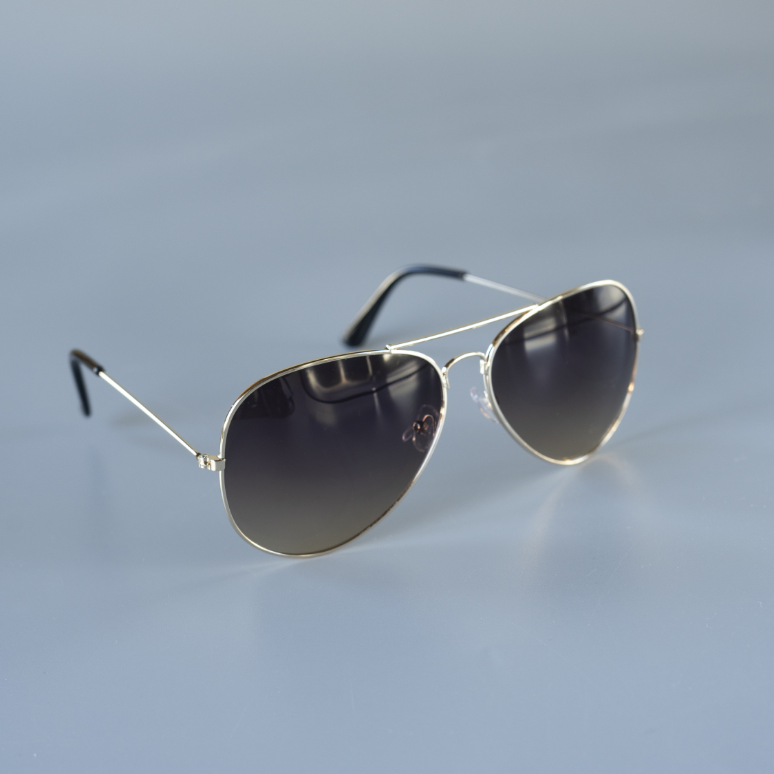 Pilou solbriller i Smoke fra LÉ MOSCH