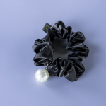 Lise Scrunchie i Sort med Perle fra le mosch