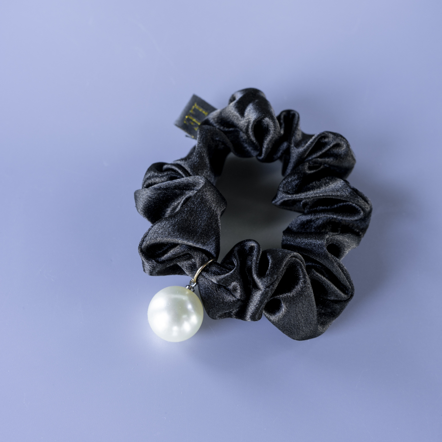 Lise Scrunchie i Sort med Perle fra le mosch