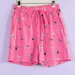Lyserøde shorts med print af svaler