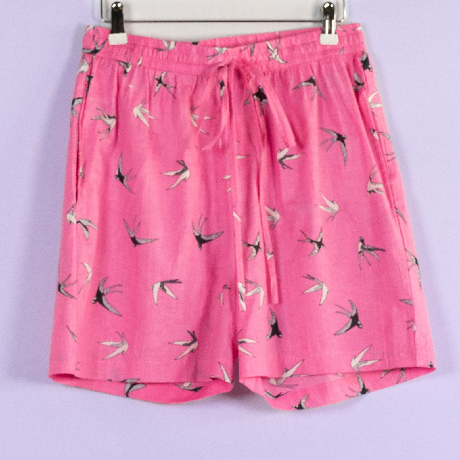 Lyserøde shorts med print af svaler