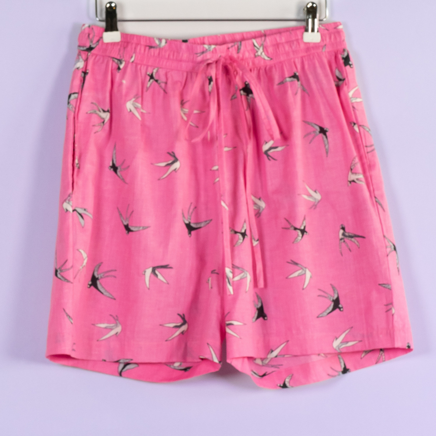 Lyserøde shorts med print af svaler