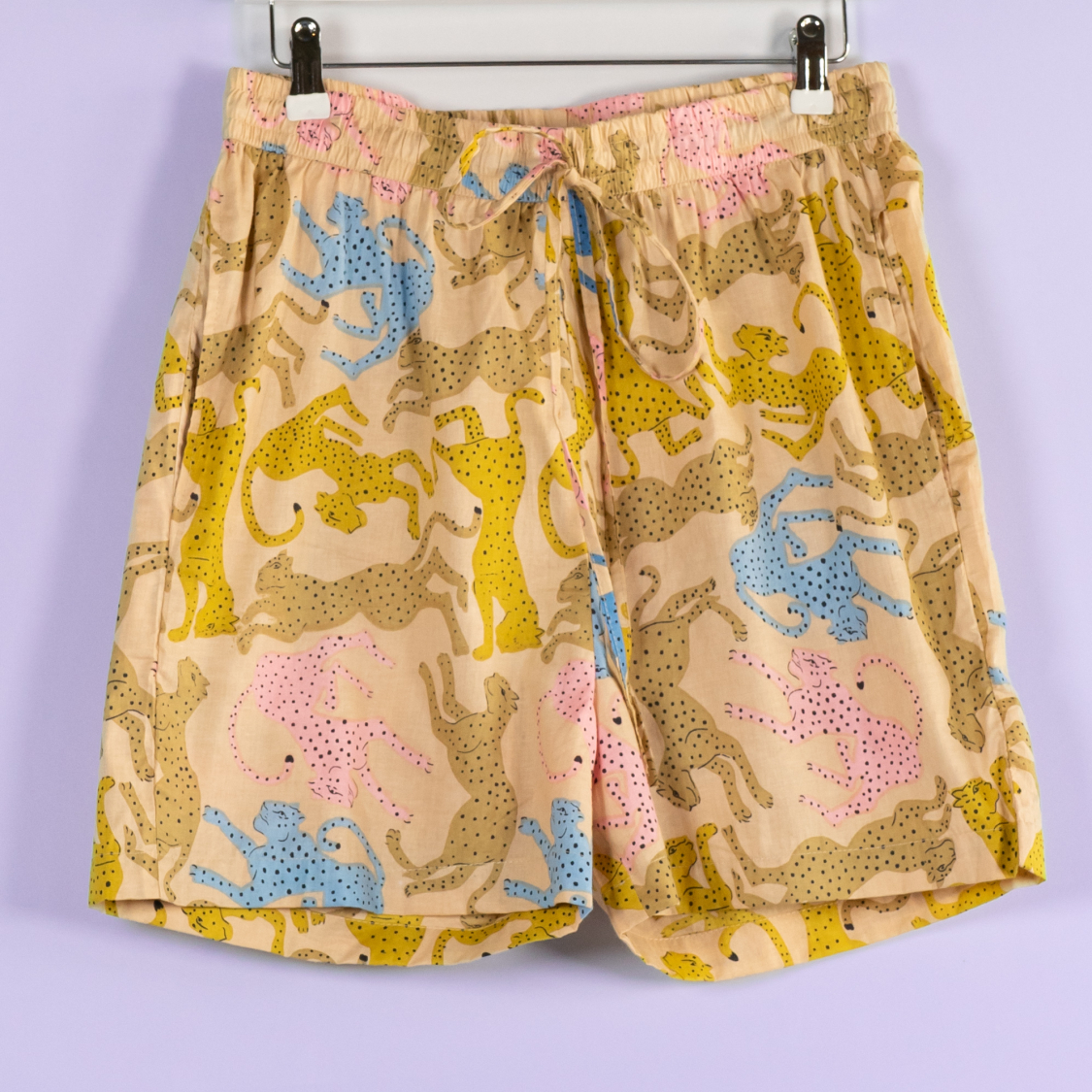 Lyserøde og blå shorts med leoparder
