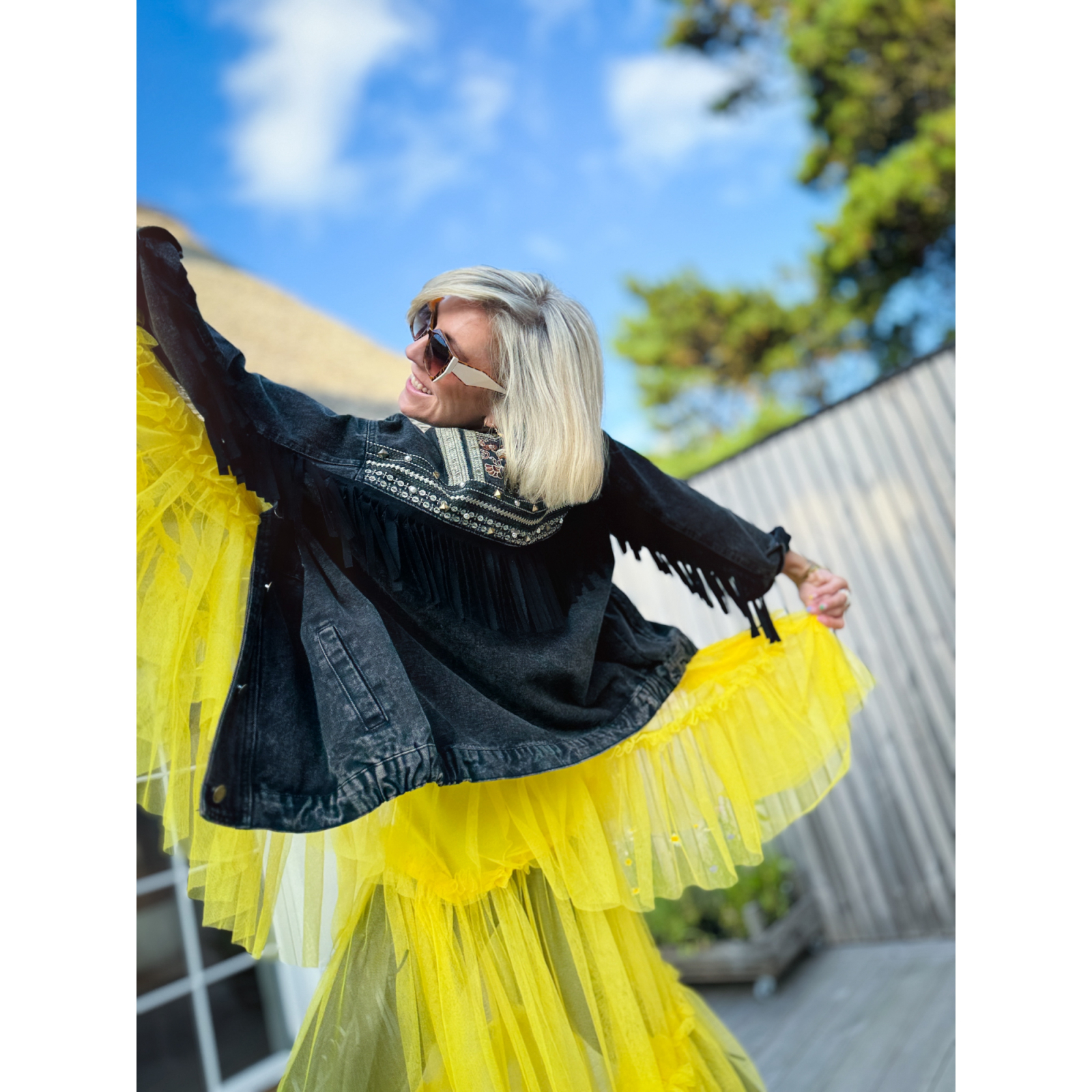 Anna Denim Jakke med Frynser i Sort fra le mosch