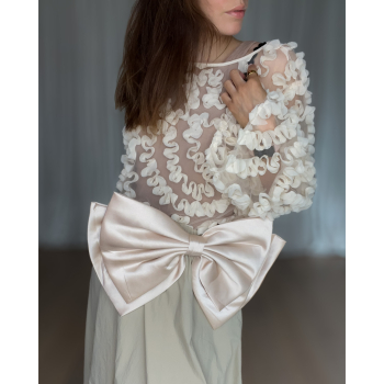 Kassandra Sløjfe i satin med sikkerhedsnål i Creme  Kassandra Sløjfe i satin med sikkerhedsnål i Creme