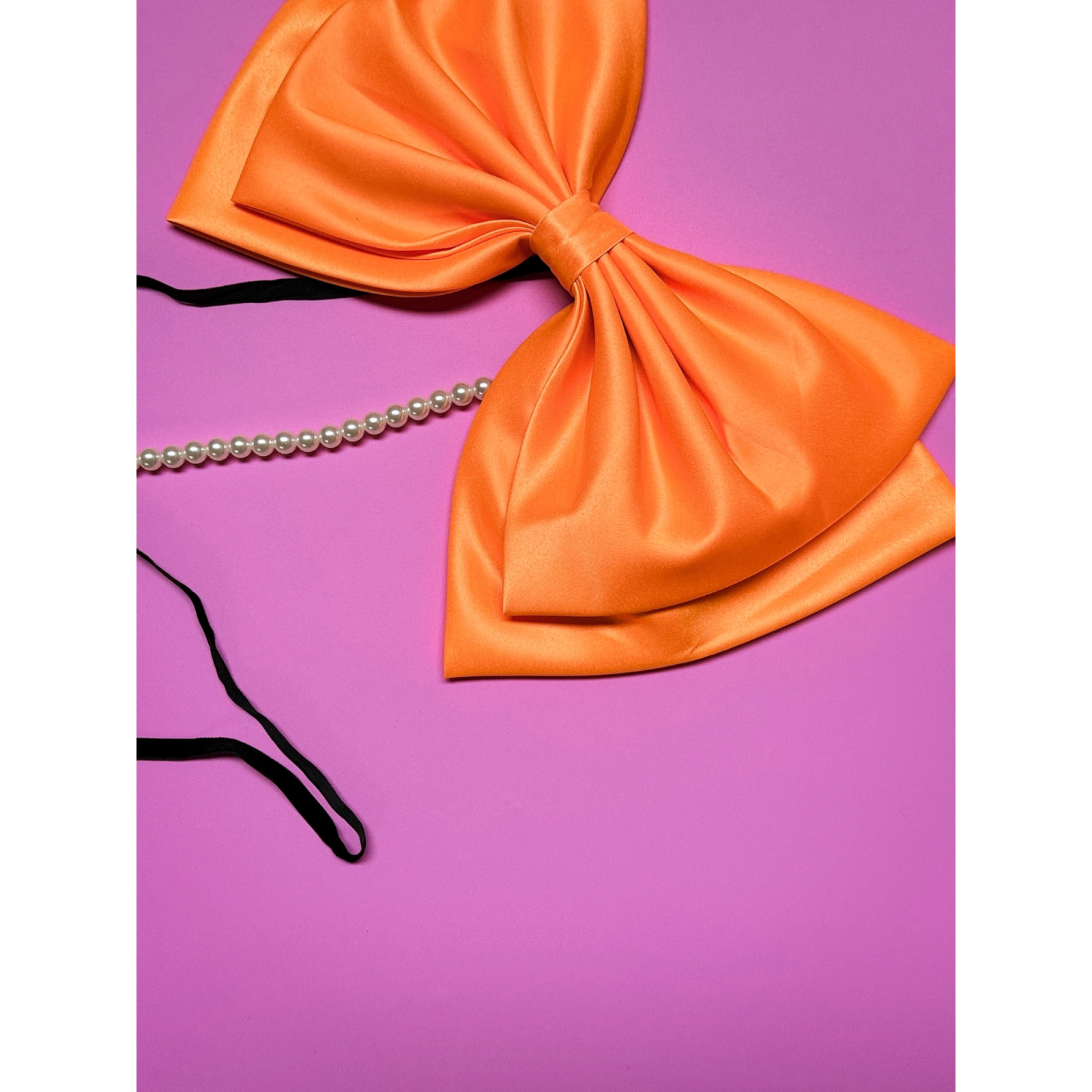 Kassandra Sløjfe i kraftig satin med sikkerhedsnål bag på i Orange fra le mosch