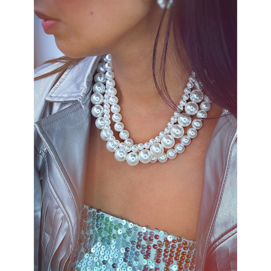 Pamela halskæde med 3 rækker imiterede perler fra le mosch