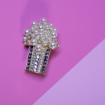 Lilla popcorn broche, sjov broche, broche med perler,
