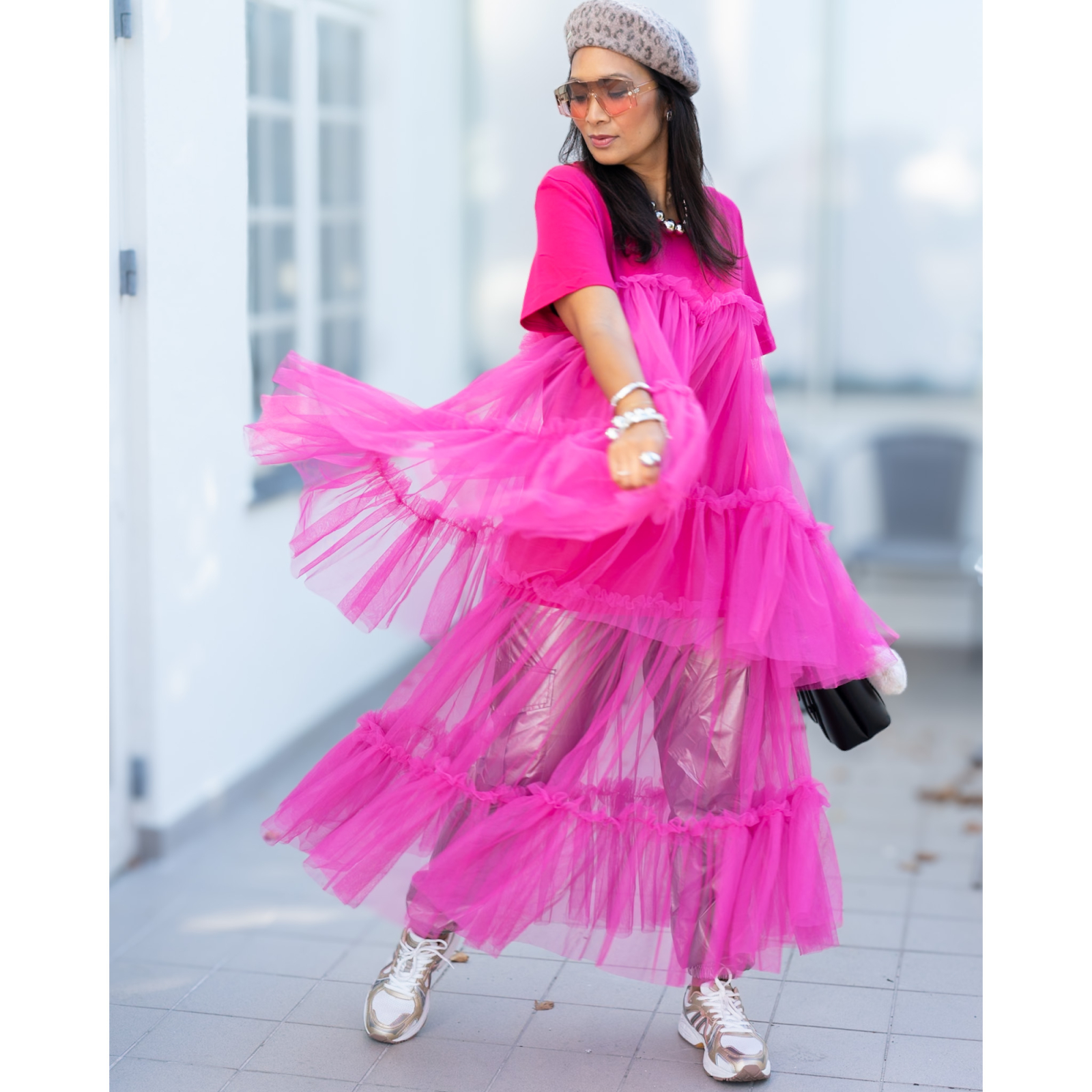 Tonya Tyl Kjole i Mørk Pink fra LÉ MOSCH