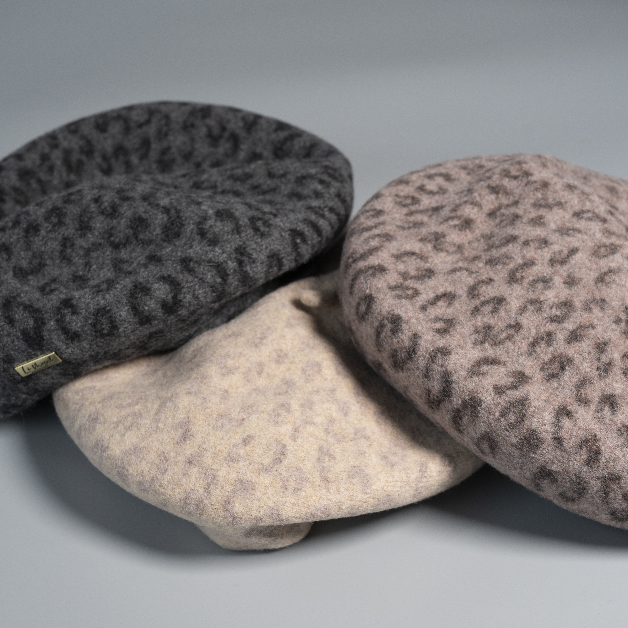 Becky Leo Baret i Creme med leo print fra le mosch