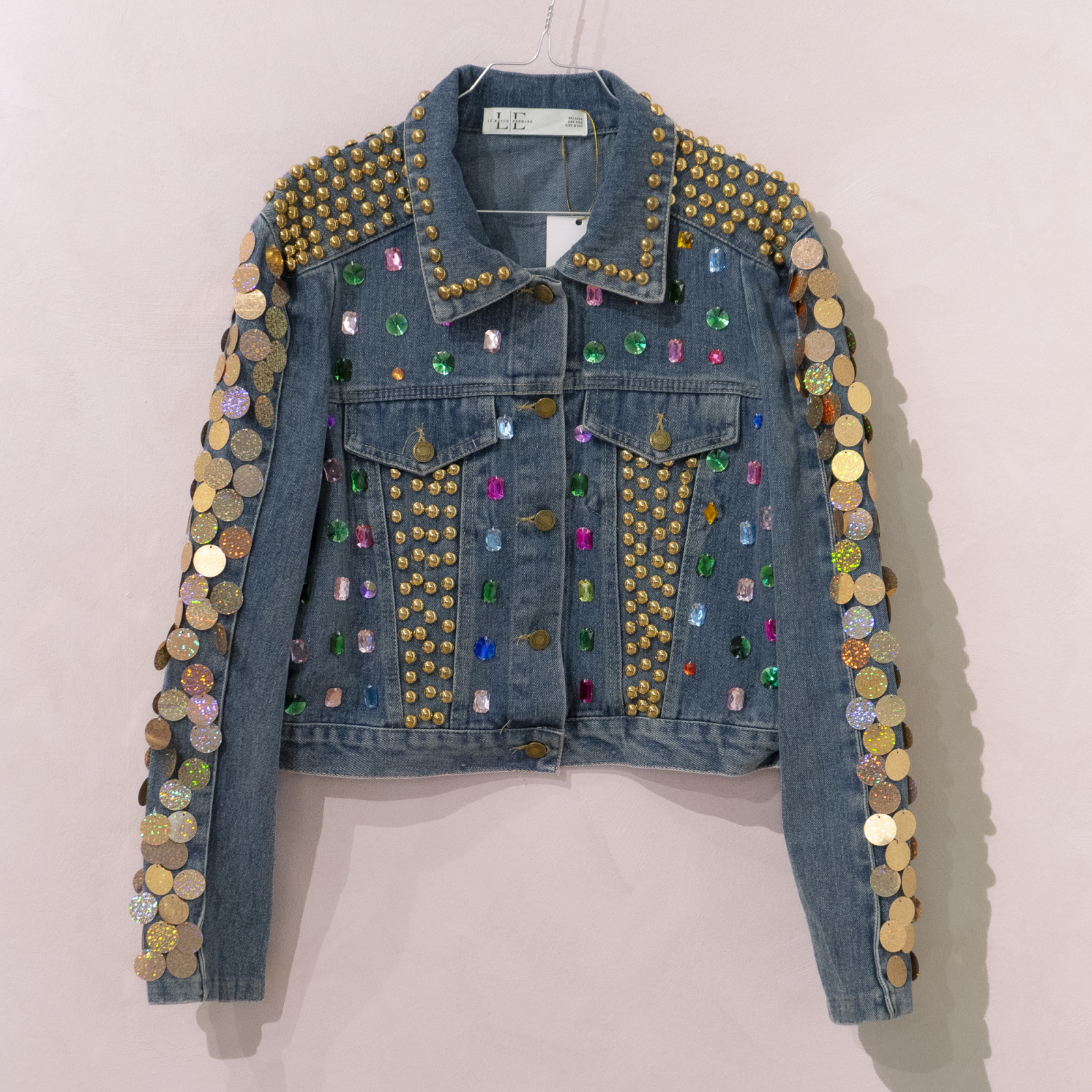 Denim jakke med farvede sten og nitter
