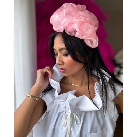 Stor asymmetrisk Midsommer organza hårbøjle i Rosa fra æe mosch