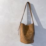 Herla Bucket Taske i Faux Suede fra LÉ MOSCH