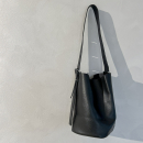 Herla Bucket Taske i Sort fra LÉ MOSCH Herla Bucket Taske i Sort fra LÉ MOSCH