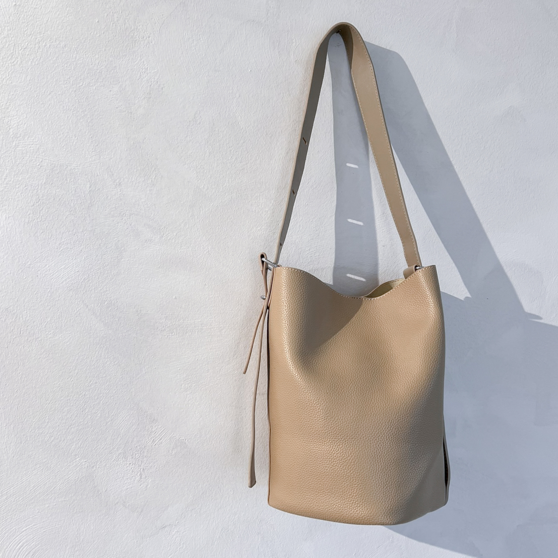 Herla Bucket Taske i Beige fra LÉ MOSCH