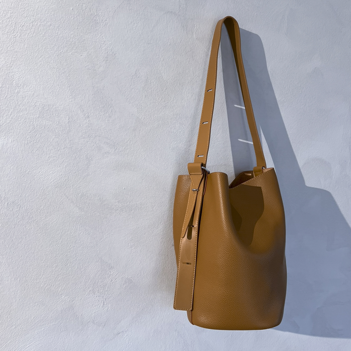 Herla Bucket Taske i Brun fra LÉ MOSCH