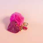Viva Nøglering i Pink fra LÉ MOSCH, taskecharm, taskepynt, pink plysbold og hjerte med similisten,