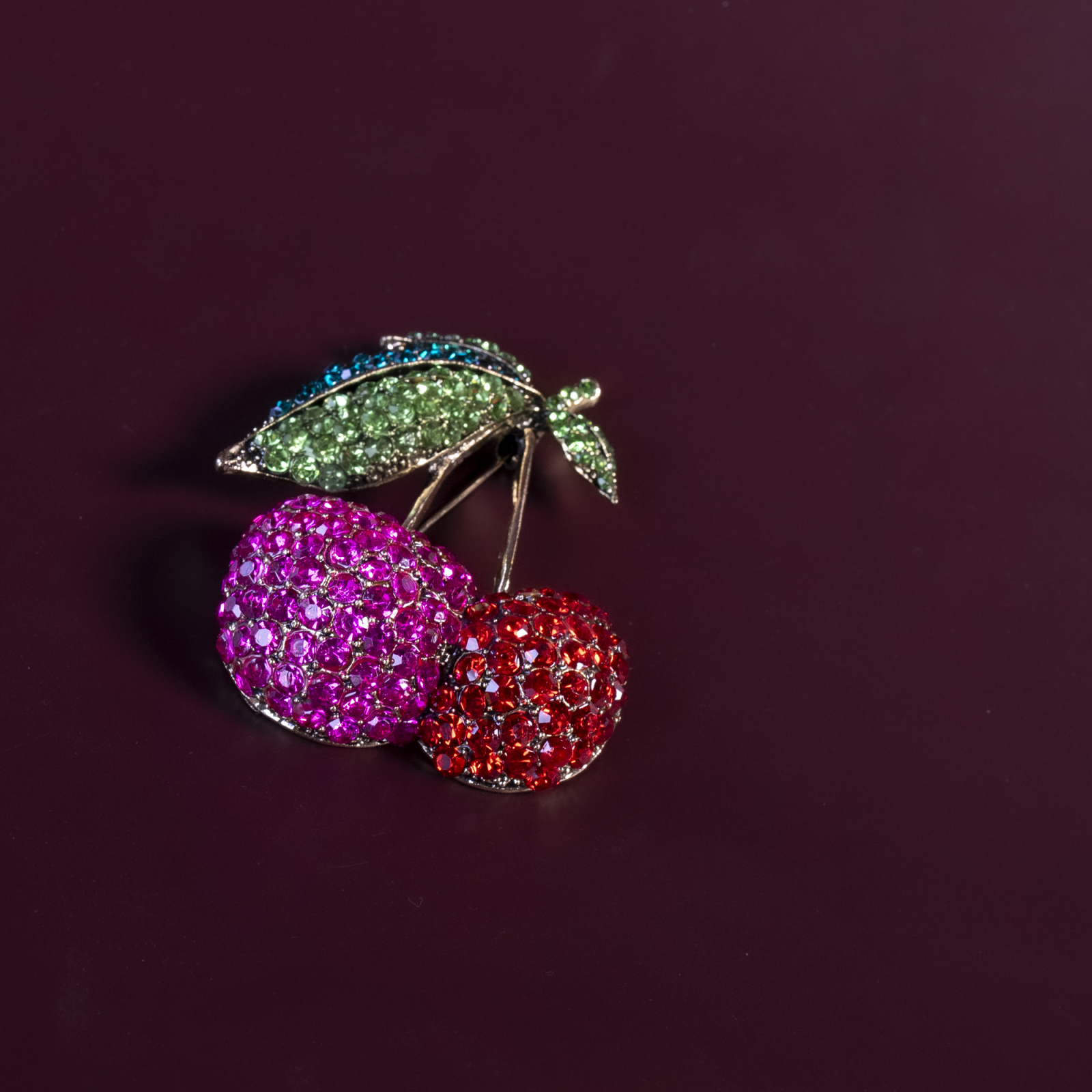 Kirsebær Broche fra LÉ MOSCH, farverig broche, stor broche,