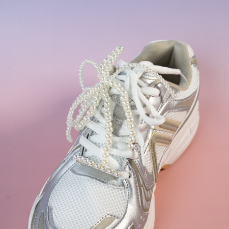 Tonnie Skosmykker med hvide perler i gylden fra LÉ MOSCH, skopynt med perler, skoaccessories, 