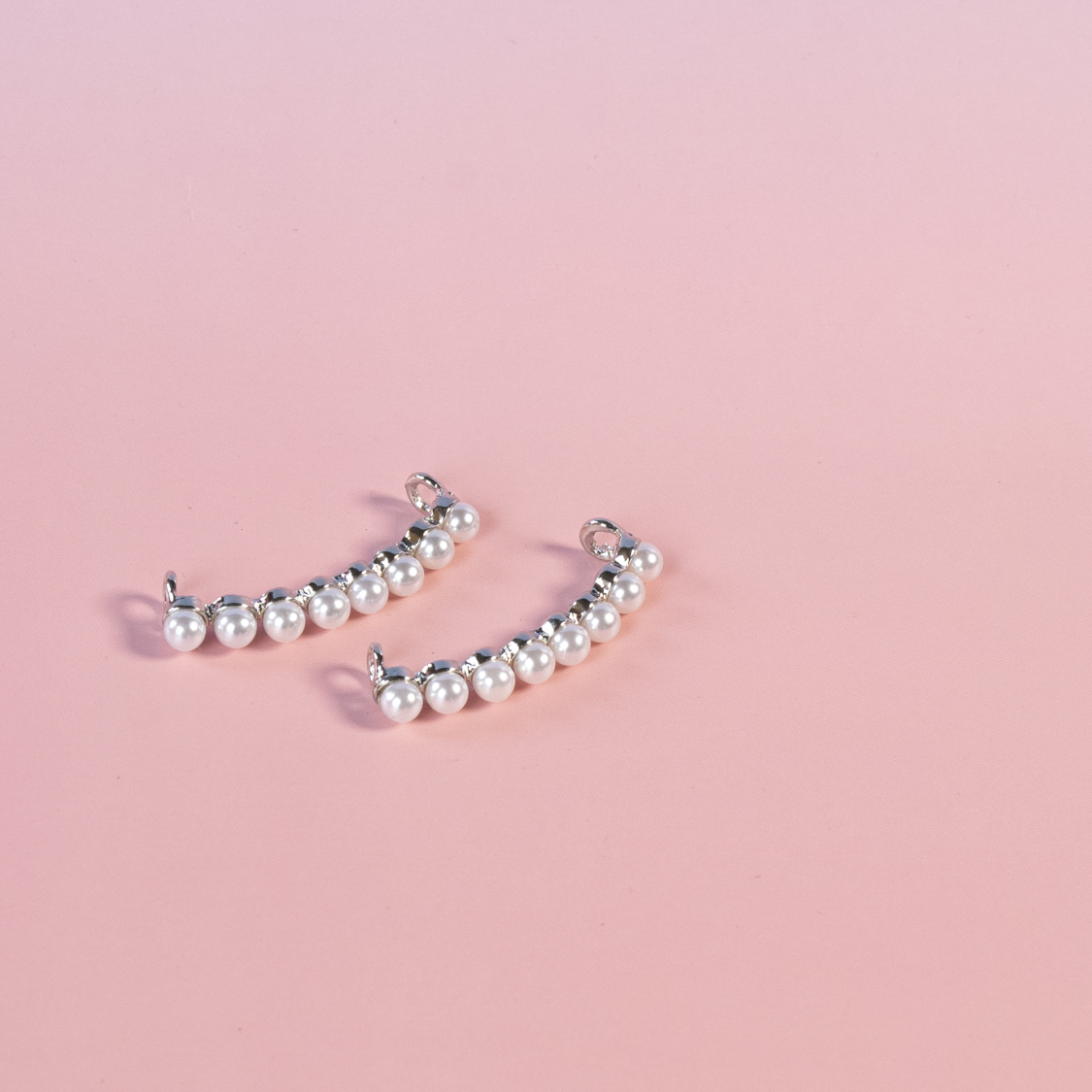 Tonnie Skosmykker med hvide perler i sølvfarvet fra LÉ MOSCH, skopynt med hvide perler, sko accessories, 