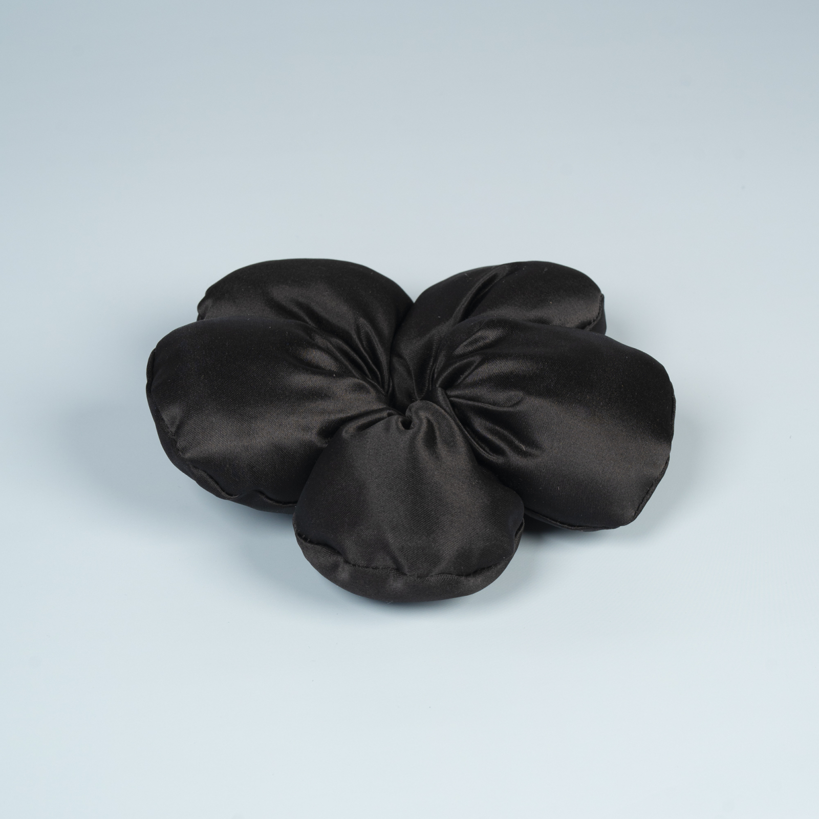 Blossom Vatteret Scrunchie i Sort fra LÉ MOSCH, fyldig scrunchie, blomsterformet scrunchie,