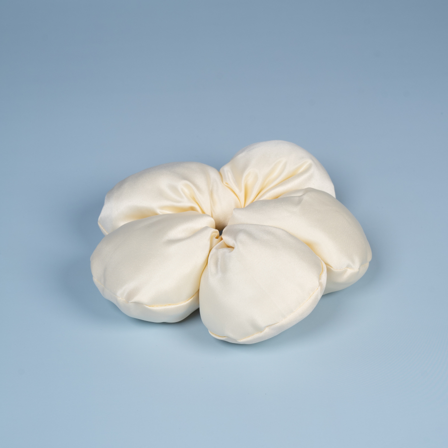 Blossom Vatteret Scrunchie i Creme fra LÉ MOSCH, fyldig scrunchie, pynt til din hår-knold, blomsterformet scrunchie,