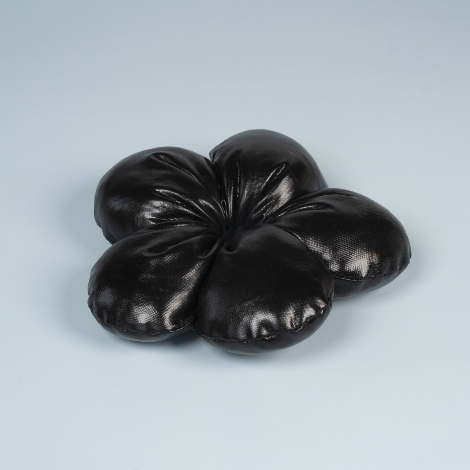 Blossom Vatteret Scrunchie i Blank Sort fra LÉ MOSCH, cool blomst til håret, fyldig blomster scrunchie,