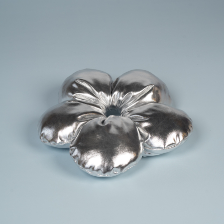 Blossom Vatteret Scrunchie i Sølvlook fra LÉ MOSCH, fyldig sølv scrunchie, blomsterscrunchie i sølv,