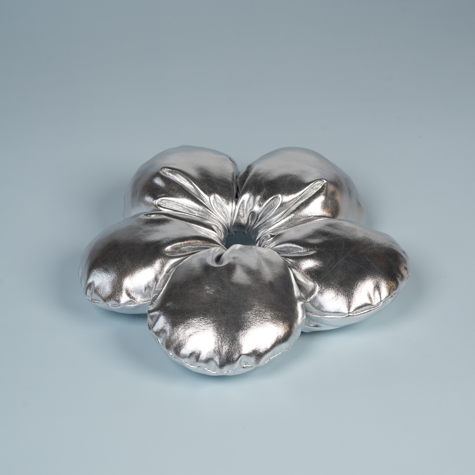 Blossom Vatteret Scrunchie i Sølvlook fra LÉ MOSCH, fyldig sølv scrunchie, blomsterscrunchie i sølv,