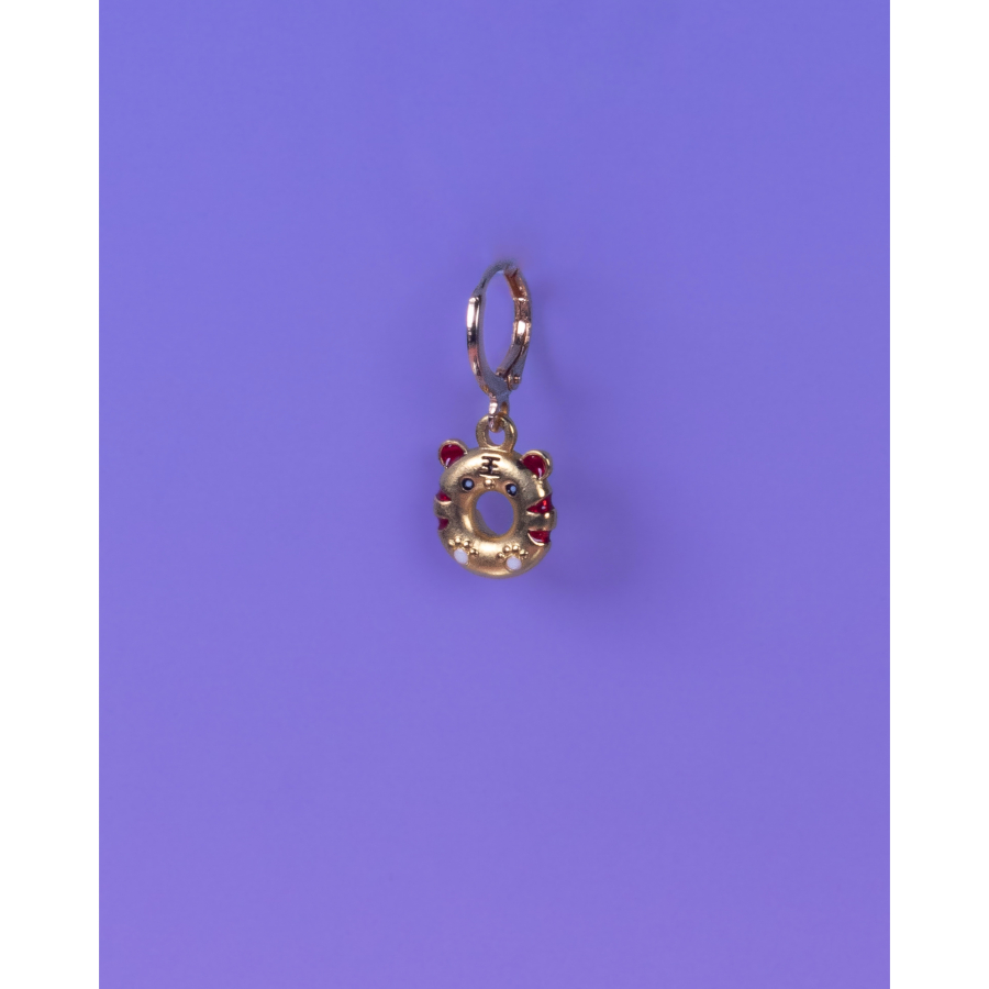 Aya Charm Gylden Kat fra le mosch. Denne charm kan også bruges som en ørering