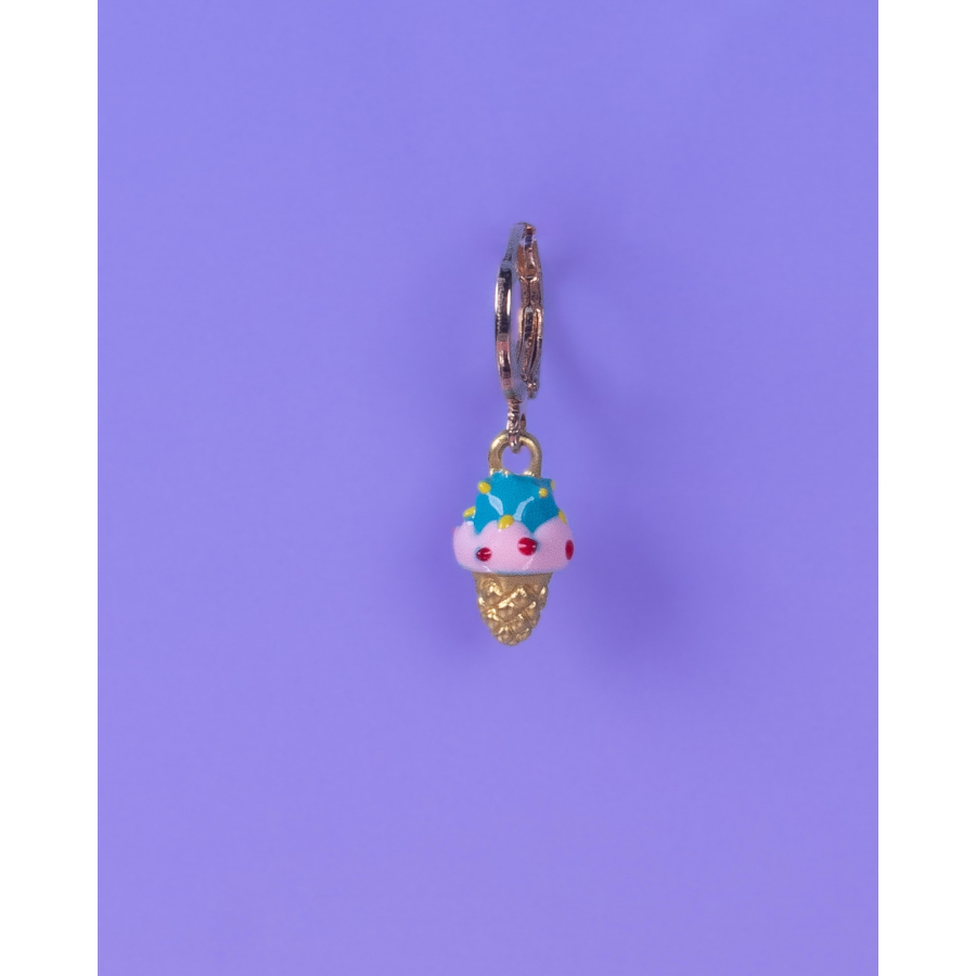 Aya Charm Blå Is fra le mosch. Denne charm kan også bruges som en ørering