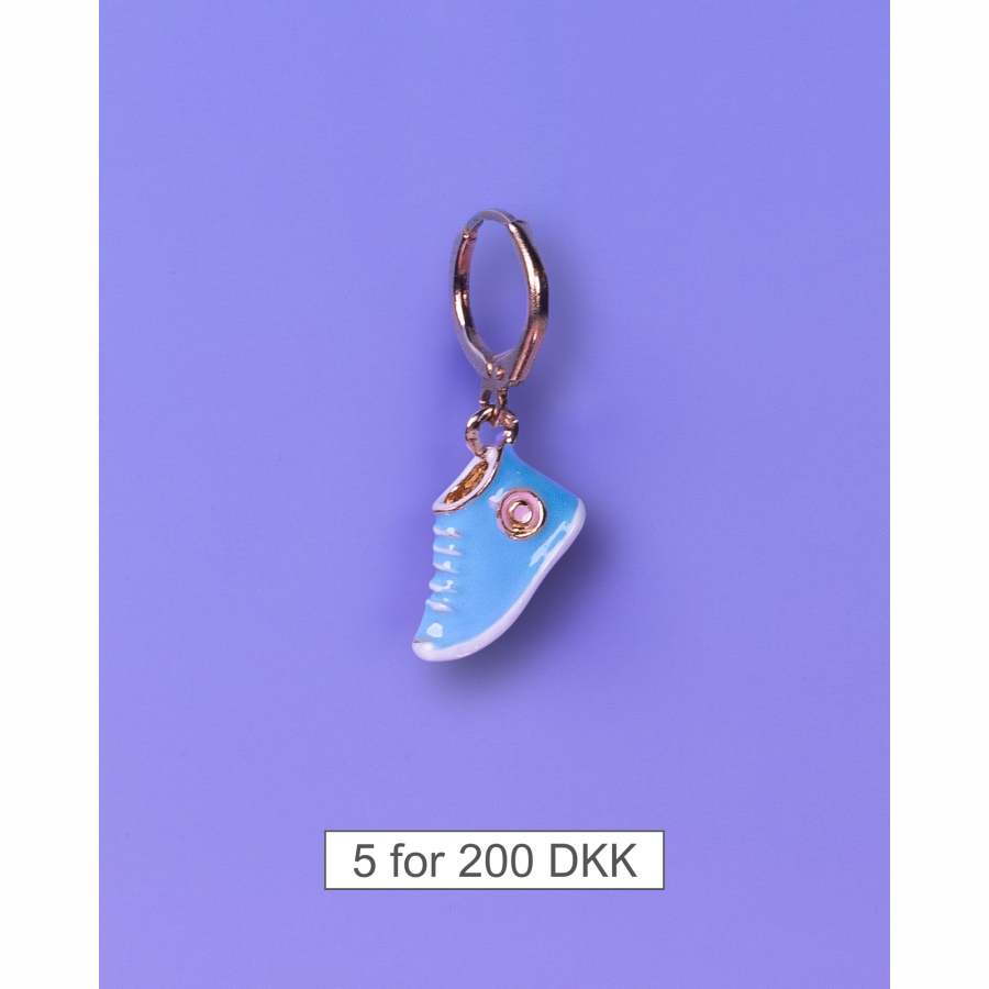 Aya Charm lyseblå Sneaker fra le mosch. Denne charm kan også bruges som en ørering