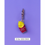 Aya Charm Fries fra le mosch. Denne charm kan også bruges som en ørering