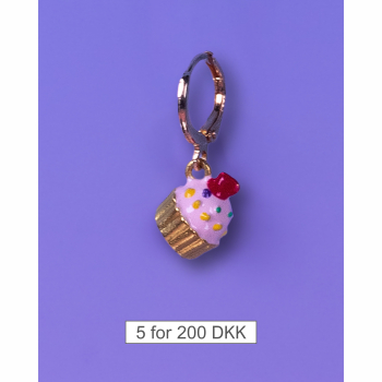 Aya Charm Rosa Cupcake fra le mosch. Denne charm kan også bruges som en ørering Aya Charm Rosa Cupcake fra le mosch. Denne charm kan også bruges som en ørering