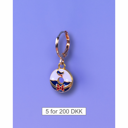 Aya Charm Suit fra le mosch. Denne charm kan også bruges som en ørering