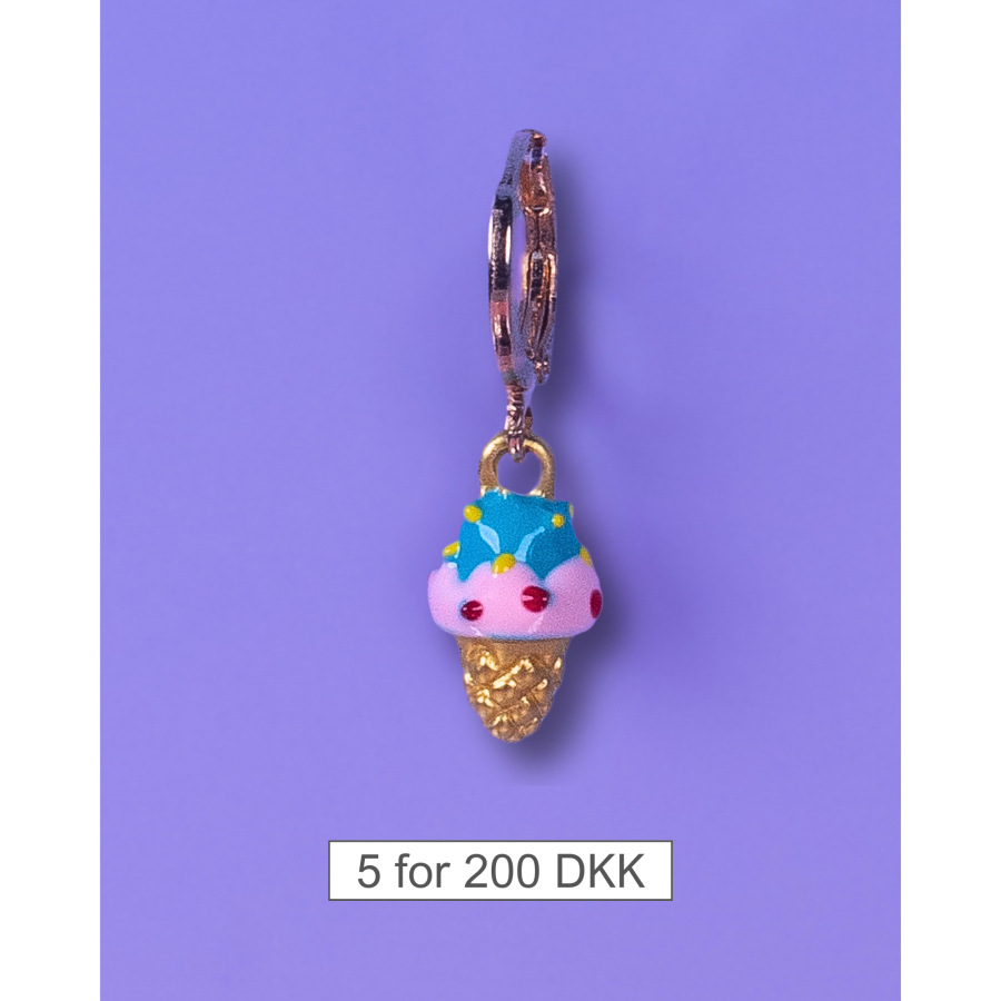 Aya Charm Blå Is fra le mosch. Denne charm kan også bruges som en ørering