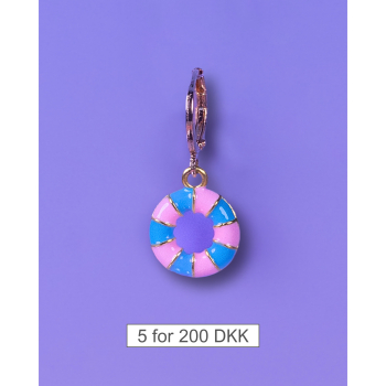 Aya Charm Rosa Badering fra le mosch. Denne charm kan også bruges som en ørering Aya Charm Rosa Badering fra le mosch. Denne charm kan også bruges som en ørering