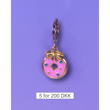 Aya Charm Rosa Cookie fra le mosch. Denne charm kan også bruges som en ørering Aya Charm Rosa Cookie fra le mosch. Denne charm kan også bruges som en ørering