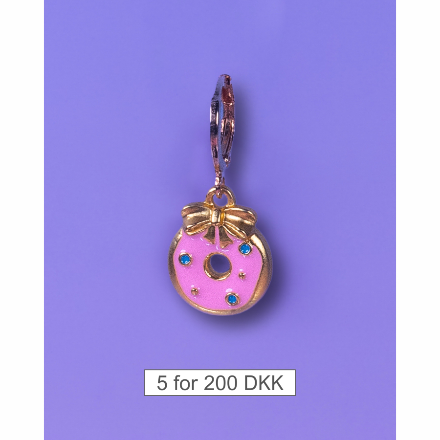 Aya Charm Rosa Cookie fra le mosch. Denne charm kan også bruges som en ørering