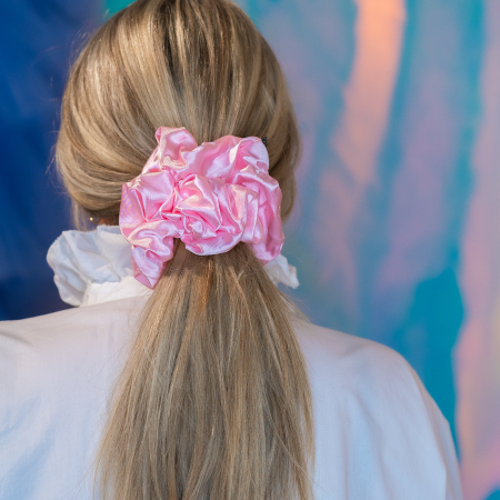 Silk MEGA Scrunchie i Rosa fra le mosch