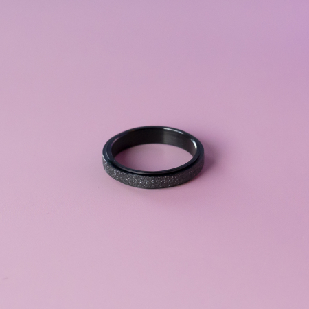 Mathilda anti stress ring i sort