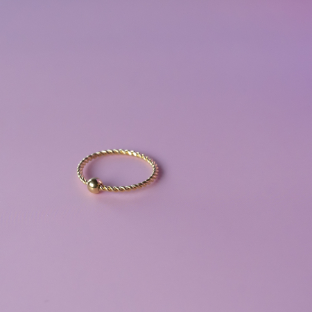 Twistie ring med kugle i forgyldt fra le mosch