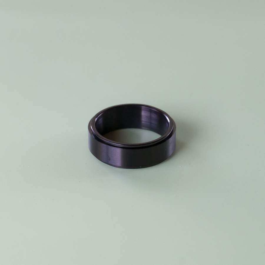 Chris unisex anti stress ring i sort fra LÉ MOSCH,
