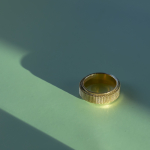 Clark unisex anti stress ring i forgyldt fra LÉ MOSCH, adhd ring, ring der giver ro i kroppen, 