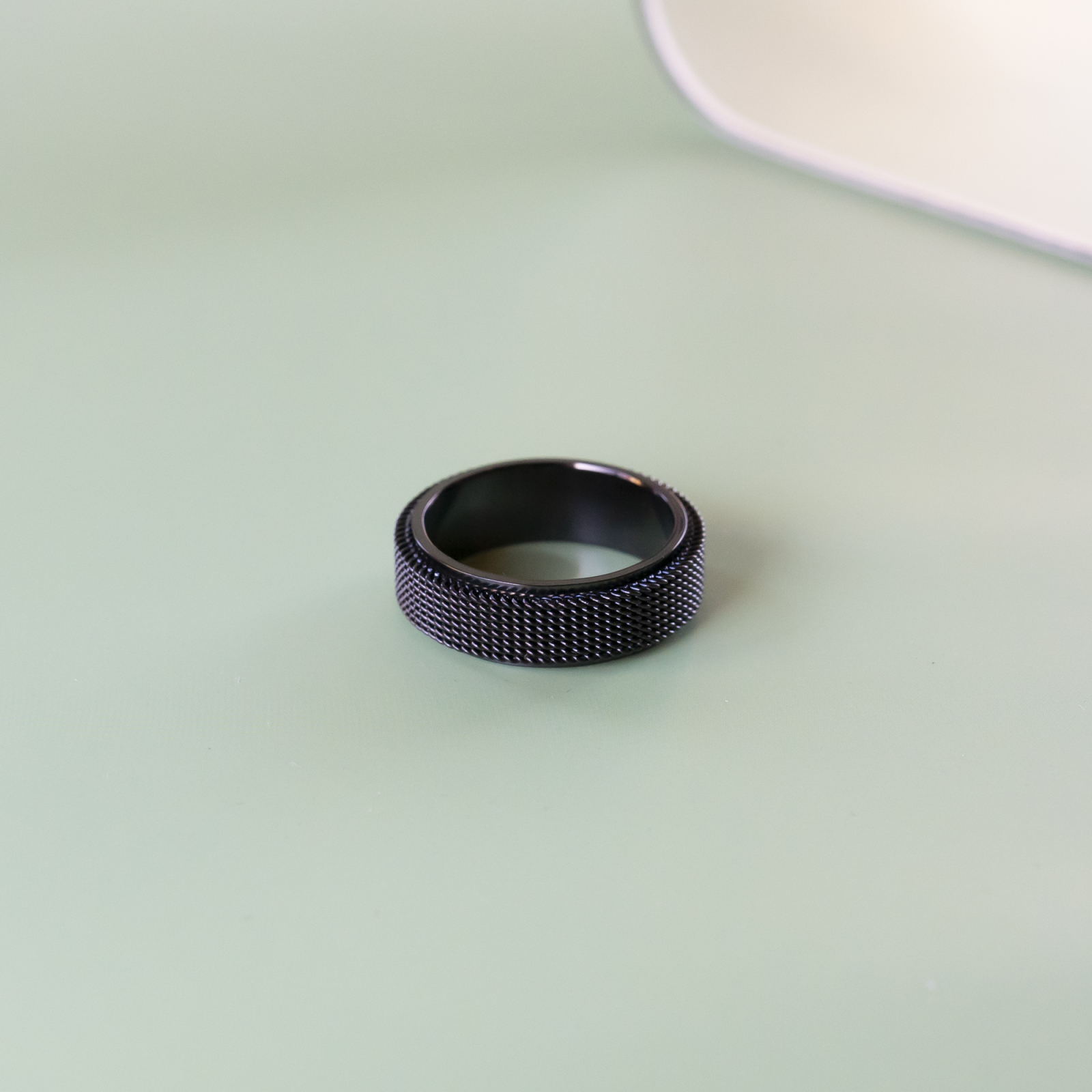 Clark unisex  anti stress ring i sort fra LÉ MOSCH, adhd ring, ring der giver ro i kroppen, cool stressring,