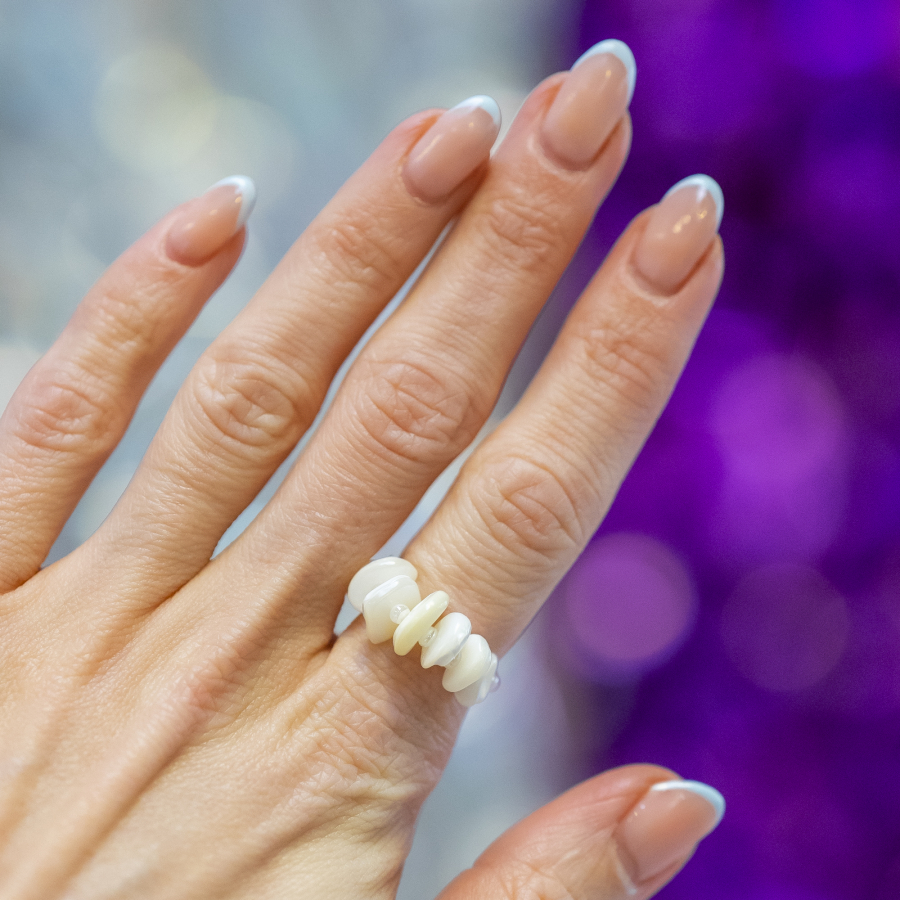 Ariel ring - Hvid Pearl Shell Chip fra le mosch
