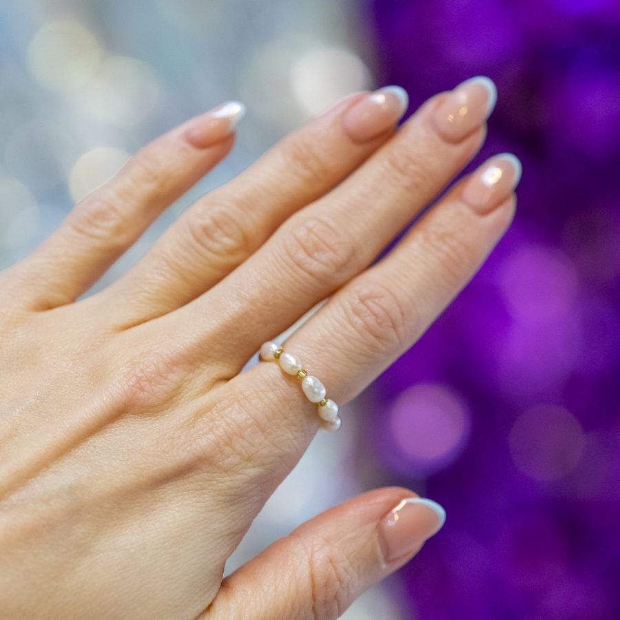 Ariel ring med ferskvandsperler og glasperler fra le mosch