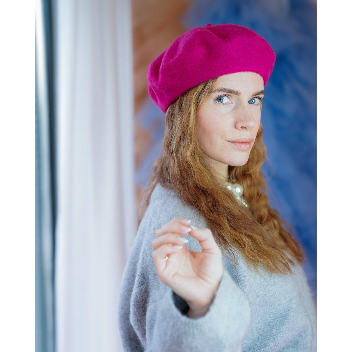 Bess Baret i mørk pink fra LÉ MOSCH, klassisk baret i uld, skab et fedt look med en baret, 