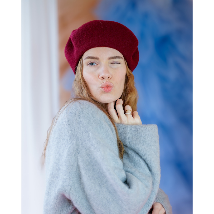 Bess Baret i Vinrød fra LÉ MOSCH, klassisk baret i uld, skab et fedt look med en baret, 